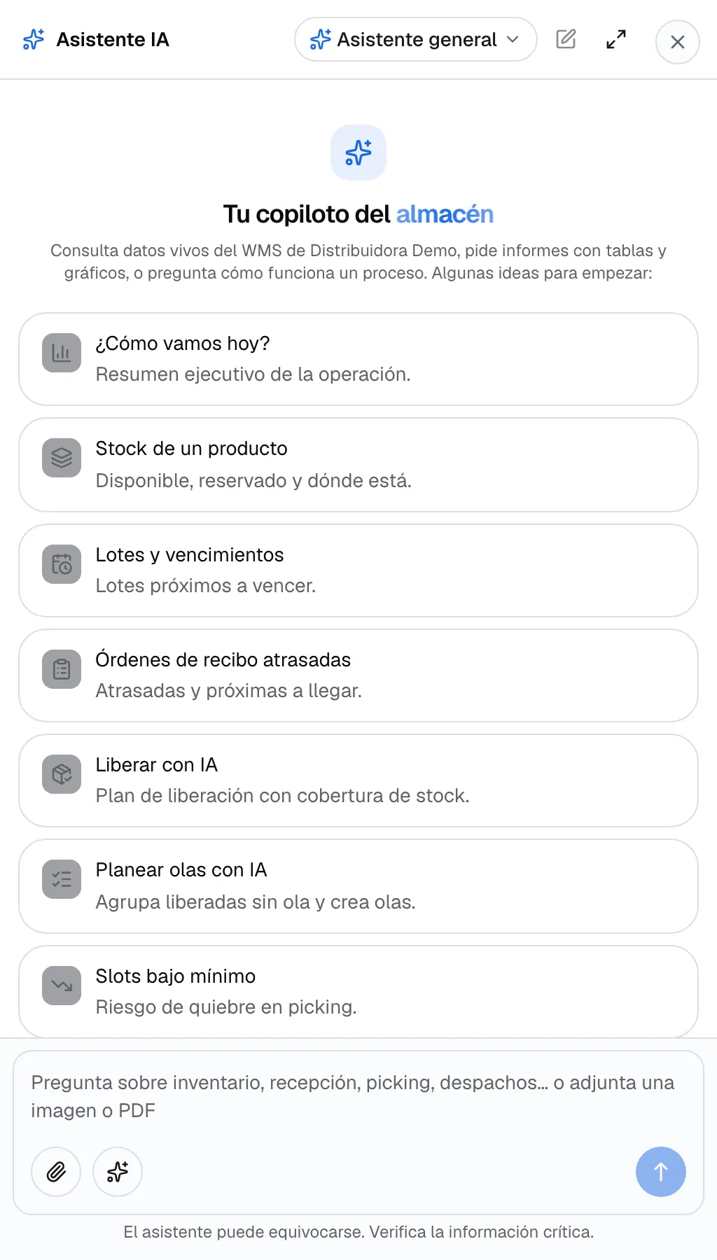Panel lateral del asistente abierto con el botón ✦: selector de agente, botones Nuevo chat y Abrir en página completa, bienvenida con sugerencias y cuadro de mensaje